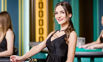 Vận động viên quần vợt đang giao bóng trên sân đất nện, thể hiện sự kịch tính của cá cược quần vợt tại scv388 nổ hũ